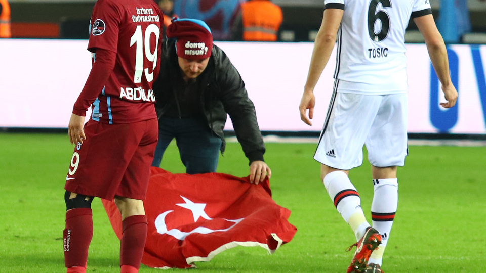 Türk bayrağıyla sahaya girdi, secdeye yattı