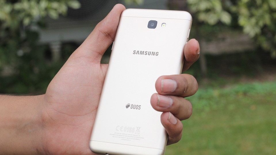 Samsung'un bütçe dostu amiral gemisi göründü!