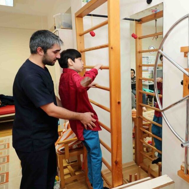 Beyin felçli çocuğunu hayata bağladı