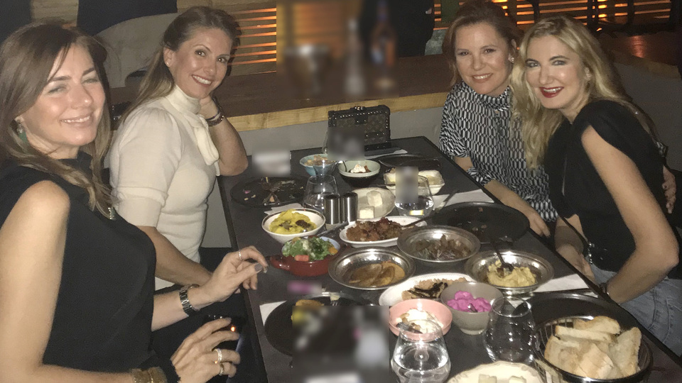 Arkadaşlarıyla yemekte buluştu