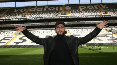 Çukur'un Yamaç'ı Aras Bulut İynemli'den kartal pozu!