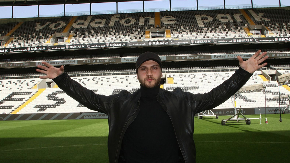 Çukur'un Yamaç'ı Aras Bulut İynemli'den kartal pozu!