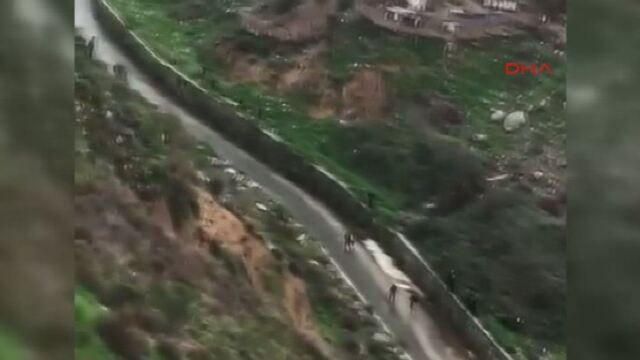 Hükümlüyü teslim etmek istemediler, polisle çatışmaya girdiler!