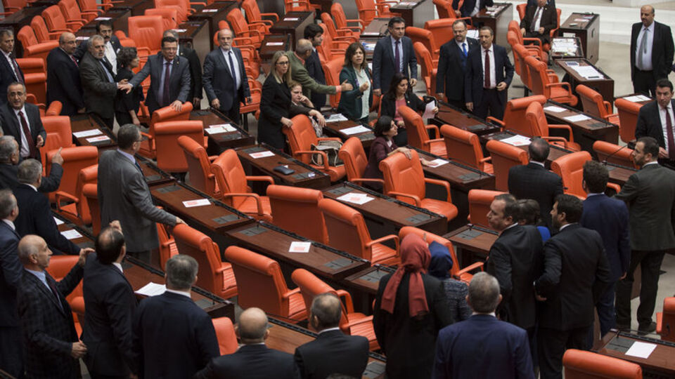 Meclis'te 'Afrin' kavgası! 3 milletvekili yaralandı