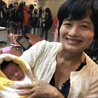 Emekli olduktan sonra anne olmaya karar verdi, 62 yaşında doğurdu!