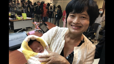 Emekli olduktan sonra anne olmaya karar verdi, 62 yaşında doğurdu!