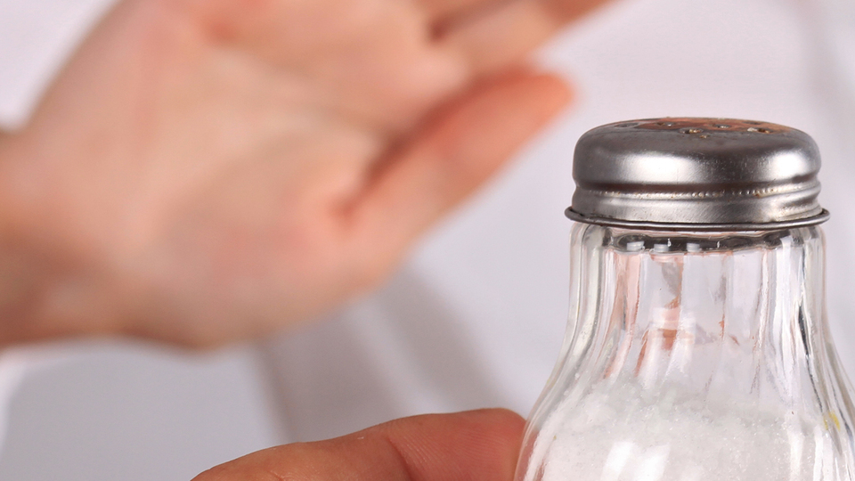 Uzmanlar uyarıyor: Tuz tüketimi günde bir çay kaşığını geçmemeli!