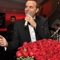 Kadınlara gül dağıttı