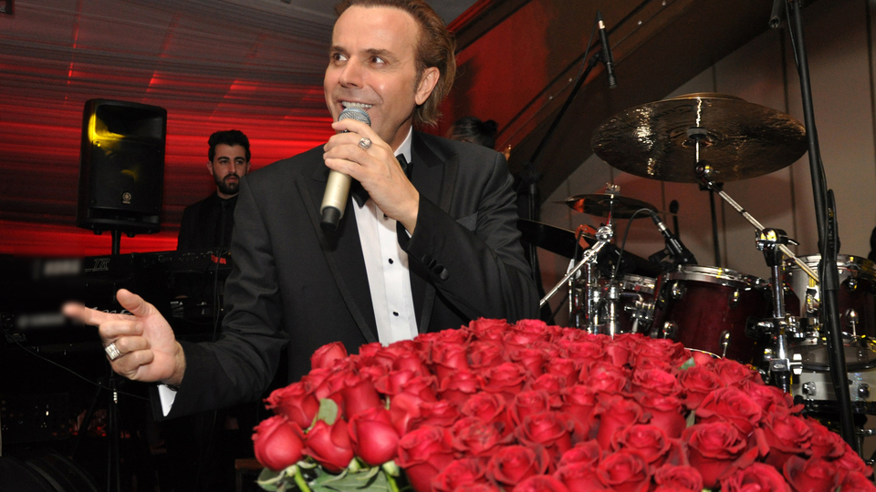 Kadınlara gül dağıttı