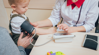 Çocukların tansiyonlarını 3 yaşından sonra ölçtürün