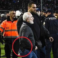 Başkan silahla sahaya girdi...