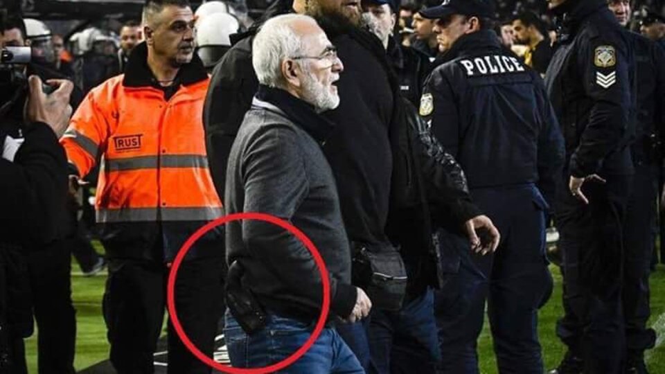 Başkan silahla sahaya girdi...