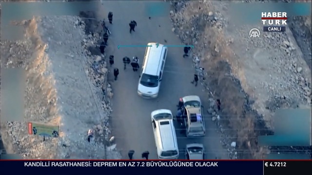 AA görüntüleri yayınladı: Terör örgütü, sivillerin Afrin'den çıkışını engelliyor
