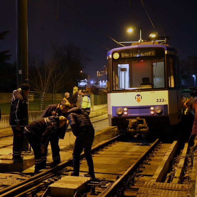 Topkapı'da tramvay raydan çıktı