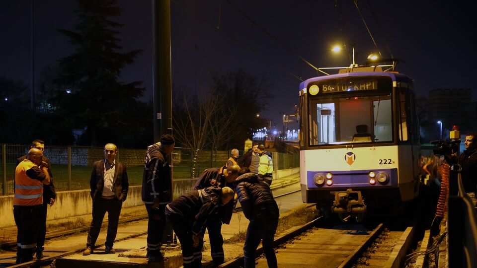 Topkapı'da tramvay raydan çıktı