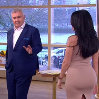 Kalça protezleri yüzünden oturamıyor!