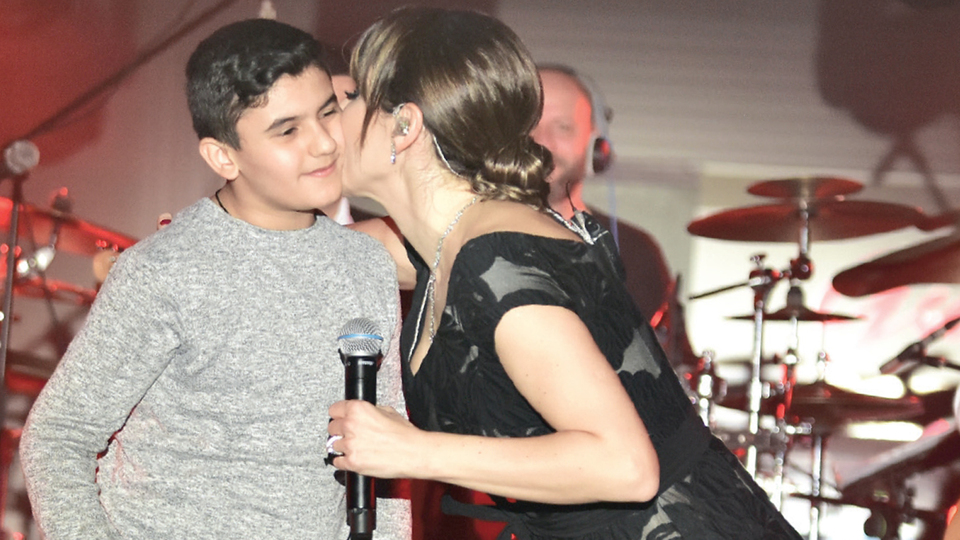 Küçük hayranıyla düet yaptı