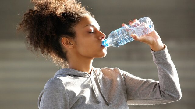 Büyük markaların plastik şişe sularında plastik maddeler bulundu