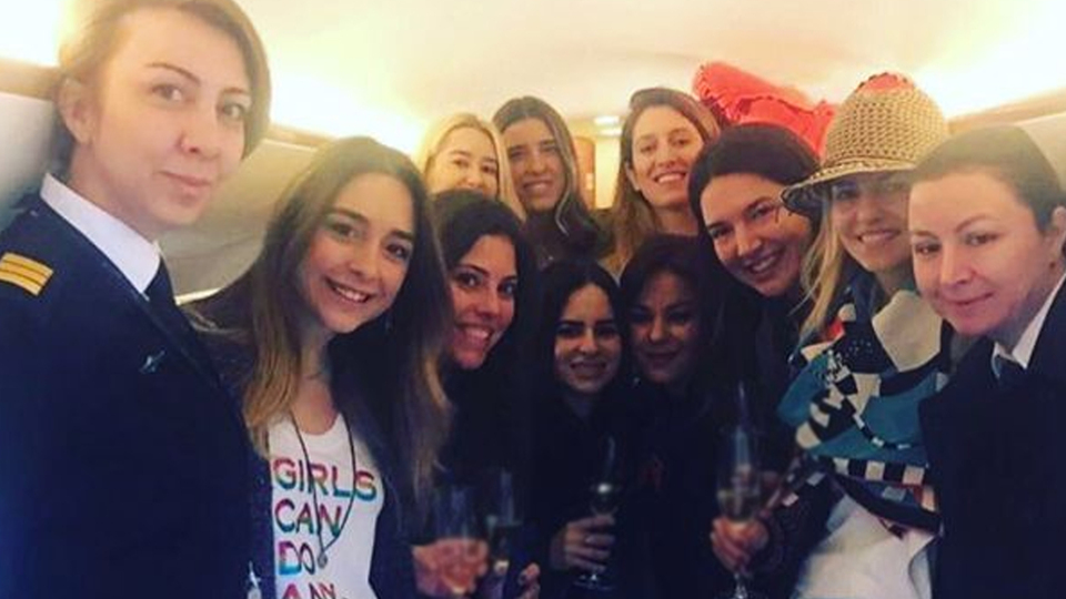 Çok acı! Tabutu adeta çiçek bahçesine çevrildi