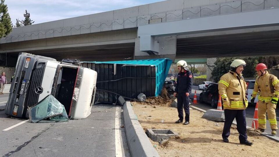Yeşilköy'de TIR üst geçide çarptı! Yol trafiğe kapandı