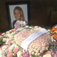 Mezarına o çiçeği bıraktı...