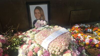 Mezarına o çiçeği bıraktı...