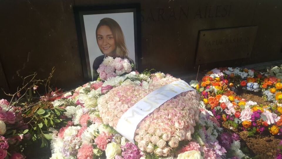 Mezarına o çiçeği bıraktı...