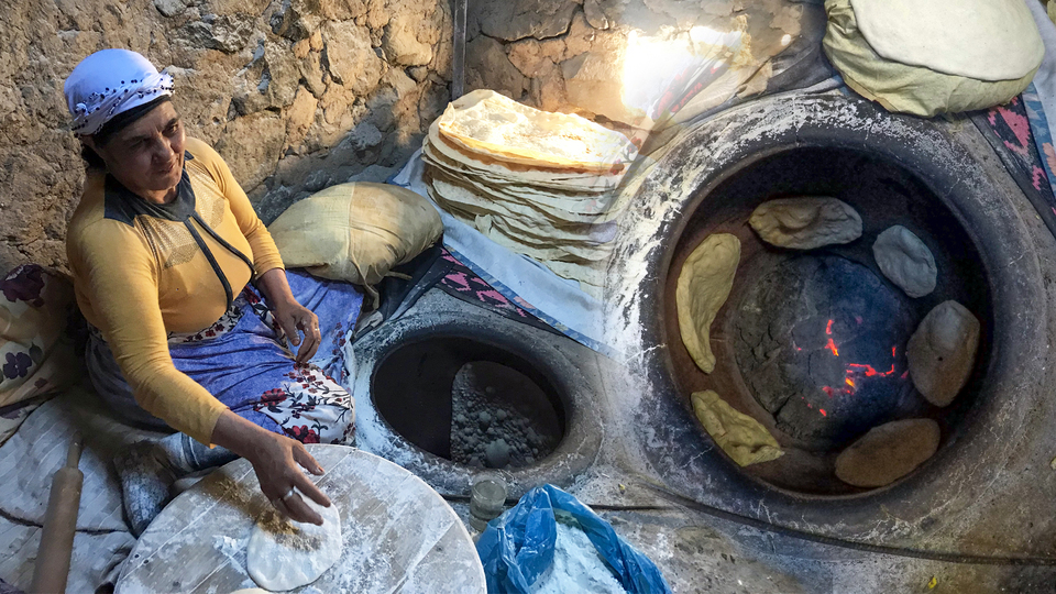 Tandırdan çıkan sıcacık lezzet! Gece mayalanıp sabah pişiriliyor