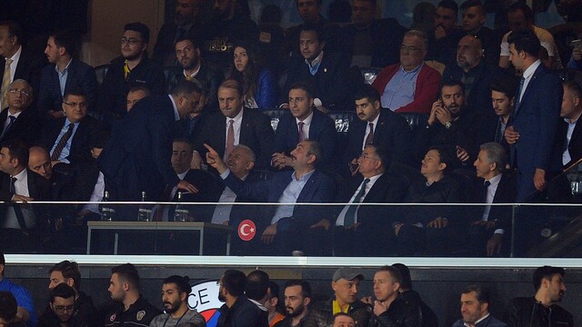Başbakan Yıldırım, derbide tribünde