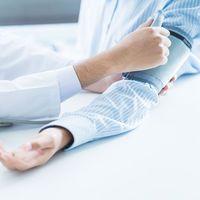 Uzmanlardan kötü haber: Hipertansiyon yaşı düştü!