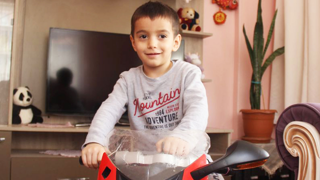 Beynindeki 8 tümörle şehir şehir gezen çocuğu ameliyat edecek doktor bulunamıyor!
