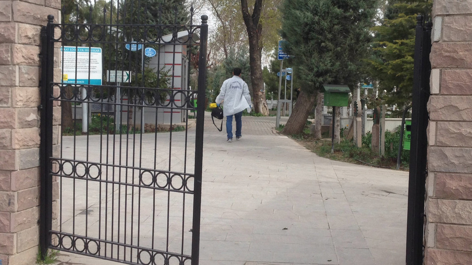 Mezarlıkta bıçaklanmış halde bulundu!