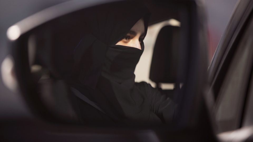 Suudi Arabistan'dan kadınların kıyafetiyle ilgili tarihi açıklama!