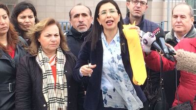 CHP milletvekili İstanbul Adalet Sarayı önünde kravat kesti