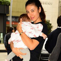 Berkay konserde eşi ve kızı gezmede