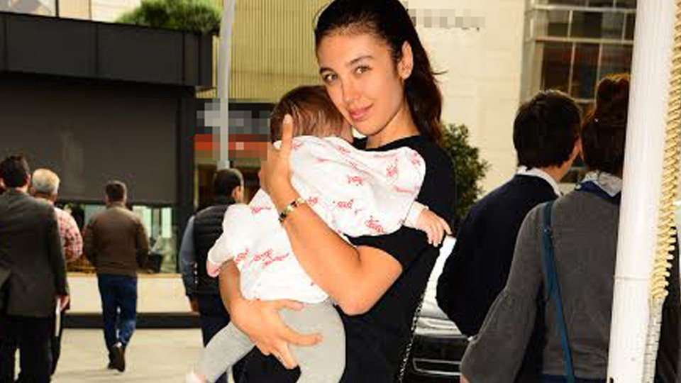 Berkay konserde eşi ve kızı gezmede