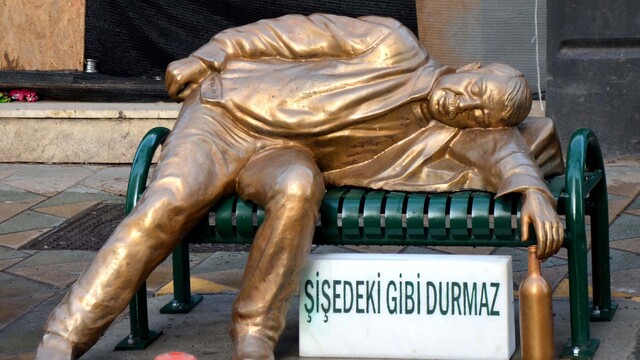 Eskişehir'de yeni heykel: Şişedeki gibi durmaz