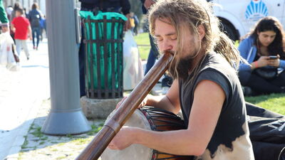 Sokak müziğinden kazandığı parayla dünyayı dolaşıyor