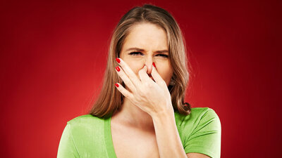 Dişlerinizi fırçalıyor ama yine de ağız kokusundan kurtulamıyorsanız...