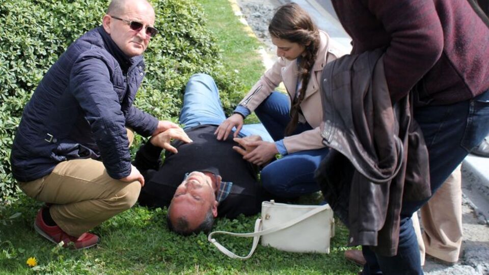 Genç kız, taksicinin elini bir an olsun bırakmadı!