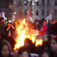 Nevruz kutlamasında demir unutulunca 'yüksek gerilim' levhası dövüldü