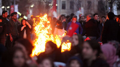 Nevruz kutlamasında demir unutulunca 'yüksek gerilim' levhası dövüldü