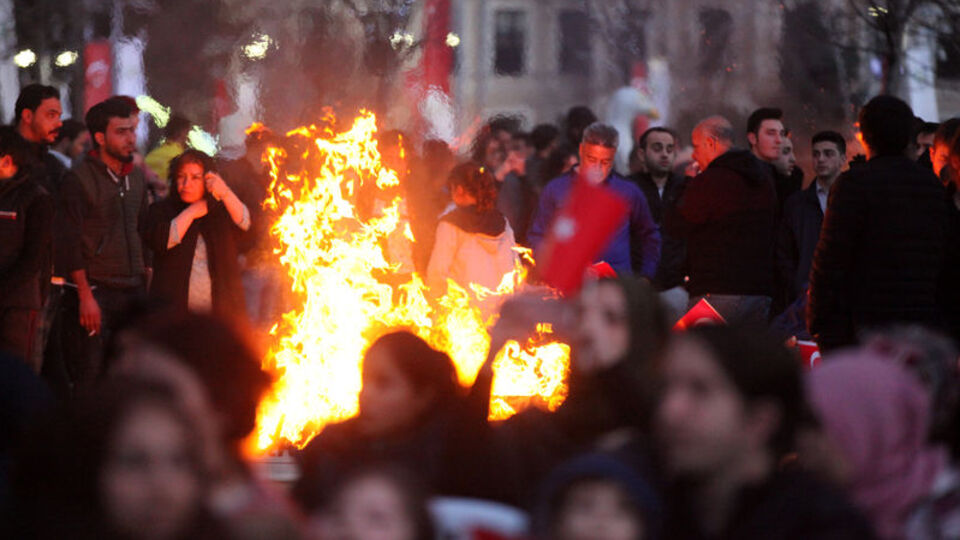 Nevruz kutlamasında demir unutulunca 'yüksek gerilim' levhası dövüldü