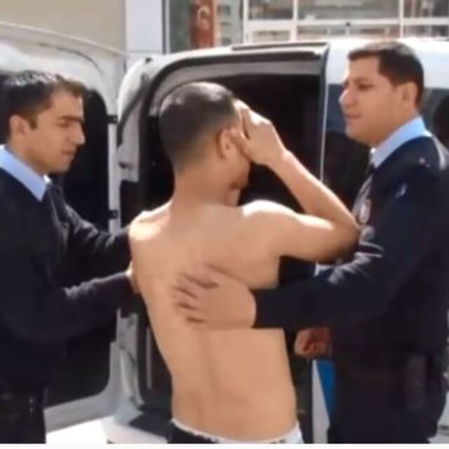 Çıplak halde kaçtı! Polis Avm'de yakaladı