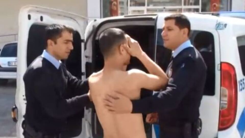 Çıplak halde kaçtı! Polis Avm'de yakaladı