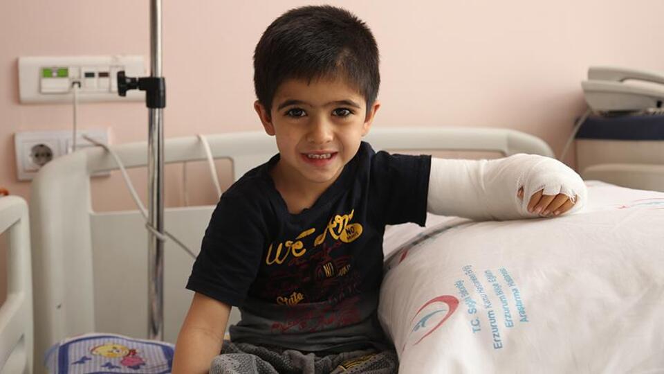 El bileği ters dünyaya gelmişti! Ender görülen hastalığından kurtuldu...