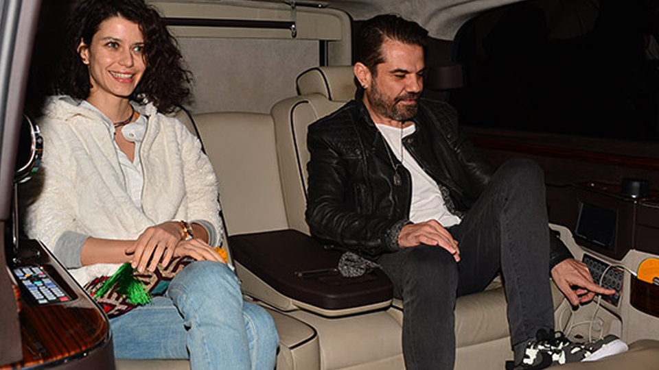 Hamilelik sorusuna gülümsedi