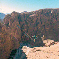 Son zamanların en büyük çılgınlığı! İki dağın ortasında ipten yürüyorlar