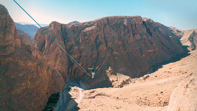 Son zamanların en büyük çılgınlığı! İki dağın ortasında ipten yürüyorlar