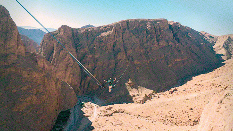 Son zamanların en büyük çılgınlığı! İki dağın ortasında ipten yürüyorlar